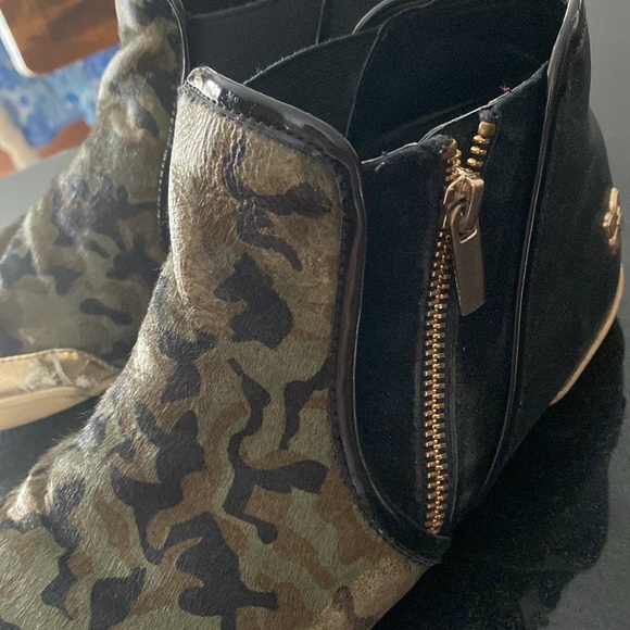 Butterfly twist, camo short boots, size 8 zippers are a little touchy, they work - Picture 3 of 8